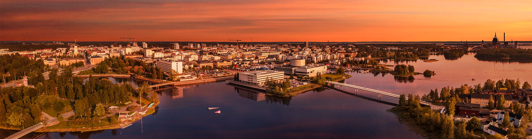 Ilmakuva oulun keskustasta auringon laskiessa